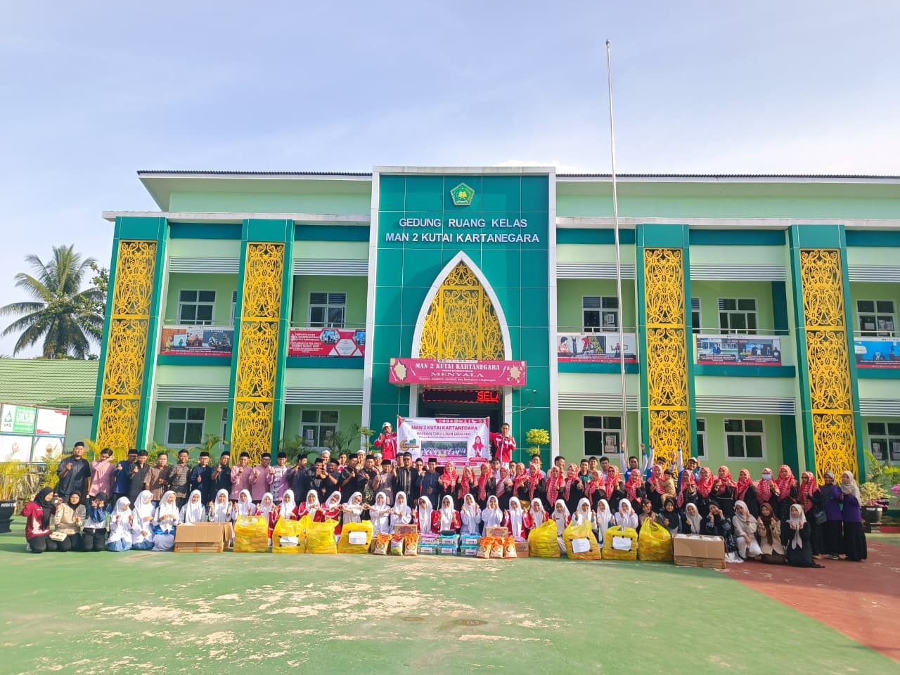 MAN 2 Kukar Berbagi Takjil dan Sembako di bulan penuh Berkah